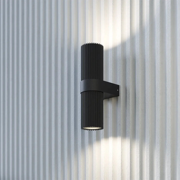 Applique murale dynamics cylindre noir strié avec design moderne et élégant pour éclairage mural contemporain
