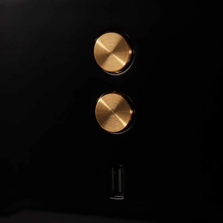 Applique E-lamp en aluminium noir dans un intérieur #couleur_noir
