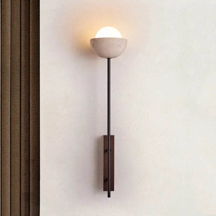 Applique murale élancée avec demi-sphère en pierre claire