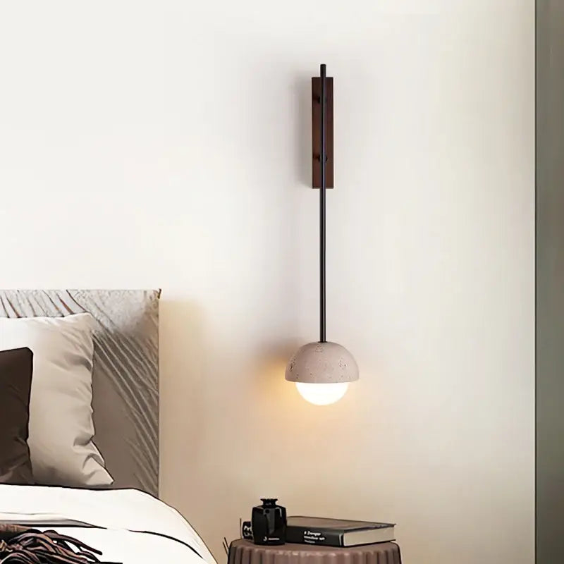 Applique murale élancée avec demi-sphère en pierre claire