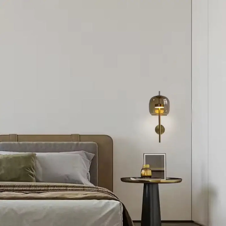Applique murale élégante bras doré avec abat-jour en verre