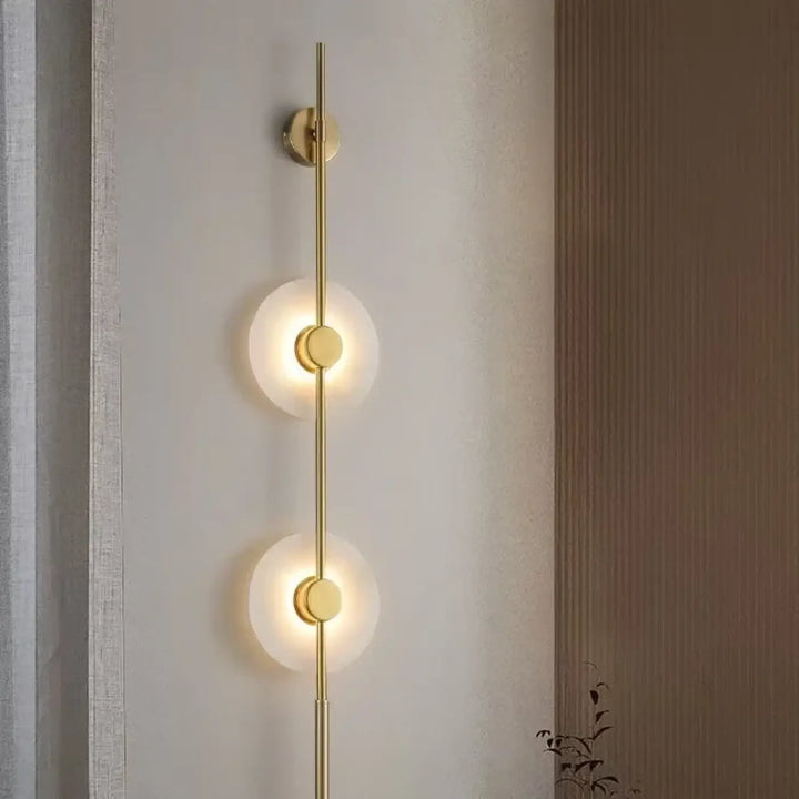 Applique murale gold-toned minimaliste avec deux abat-jours en verre dépoli, idéale pour salle à manger