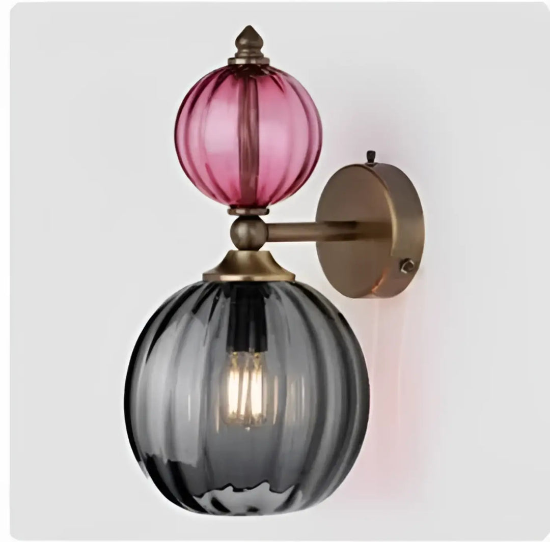 Applique murale gloya en verre teinté rose et gris avec détails laiton à finition en globe rayé en verre