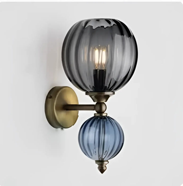 Applique murale gloya avec verre teinté bleu et gris et détails laiton antique pour un éclairage élégant