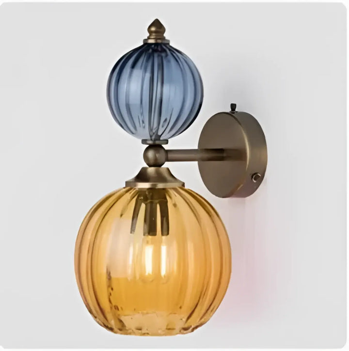 Applique murale gloya en verre teinté bleu et ambre avec détails laiton et globe en verre rainuré