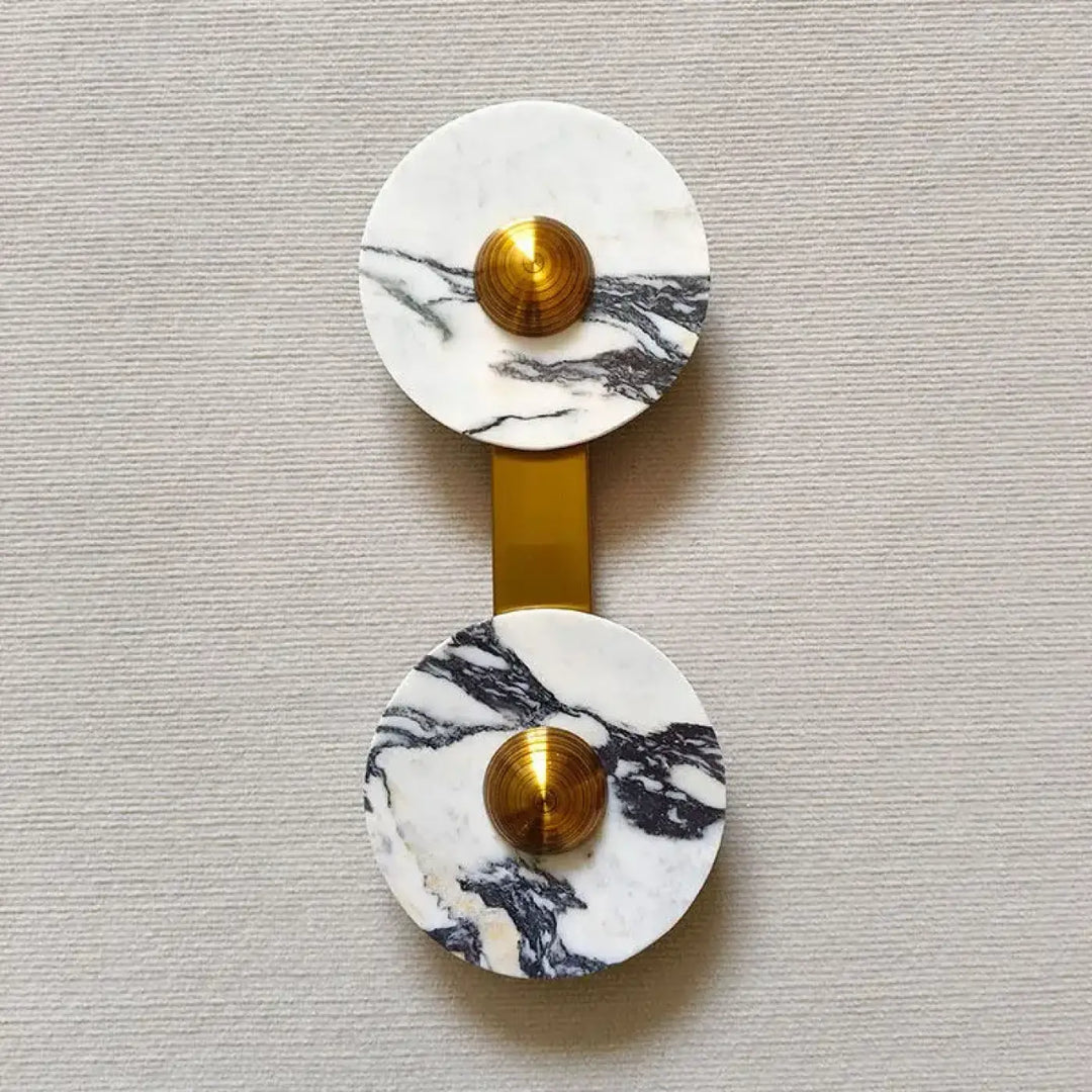Applique murale valis en marbre blanc avec accents dorés et matériaux nobles pour un intérieur élégant