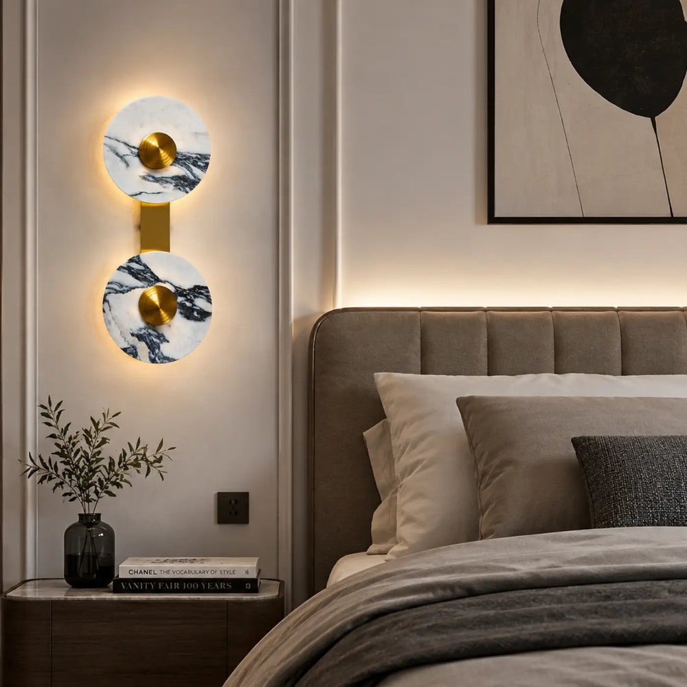 Applique murale valis double cercle avec marbre blanc, accents dorés et matériaux nobles pour un éclairage moderne
