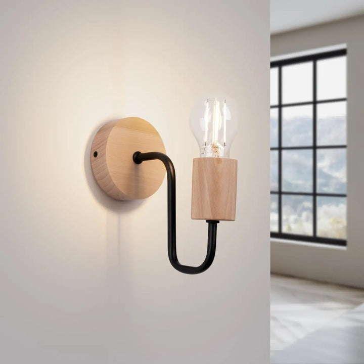 Applique murale timbo avec bras d’acier coudé noir, base circulaire en bois naturel et ampoule filament exposée