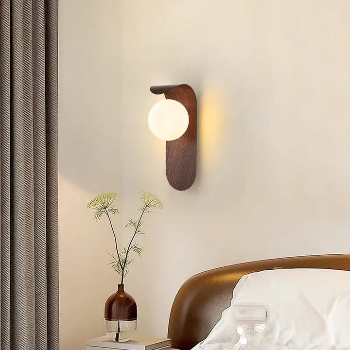 Applique Murale En Bois Courbée Avec Une Boule Blanche Élégante