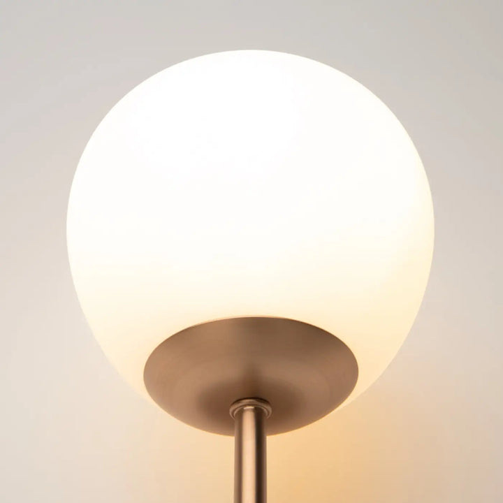 Applique murale erich art déco avec globe en verre dépoli blanc et base en laiton brossé moderne et élégante