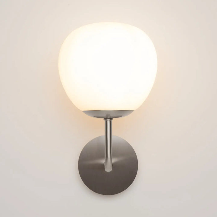 Applique murale erich art déco avec globe en verre dépoli et finition nickel brossé moderne