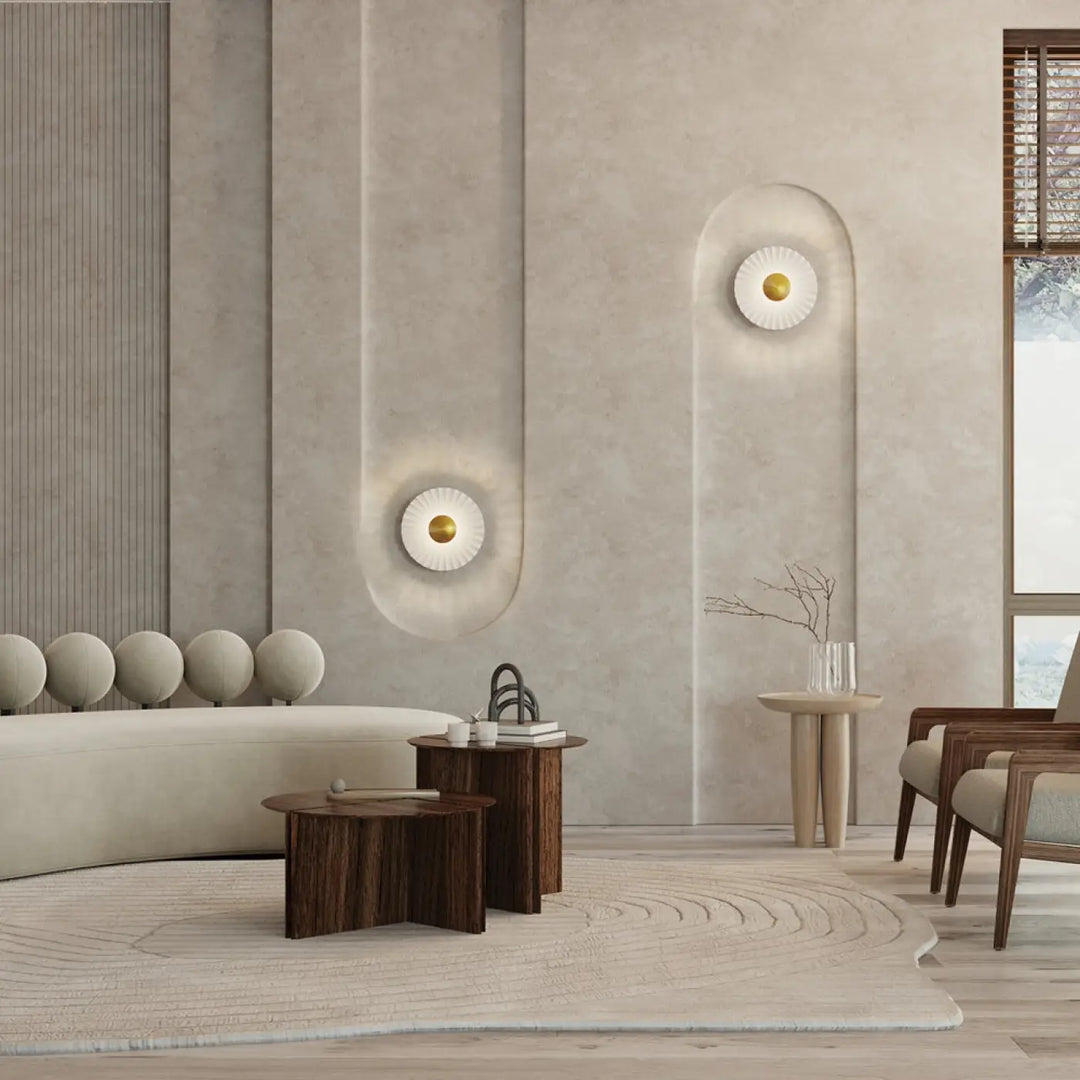 Applique murale fiore moderne avec abat-jour blanc en forme de pétales et centre doré disque floral élégant