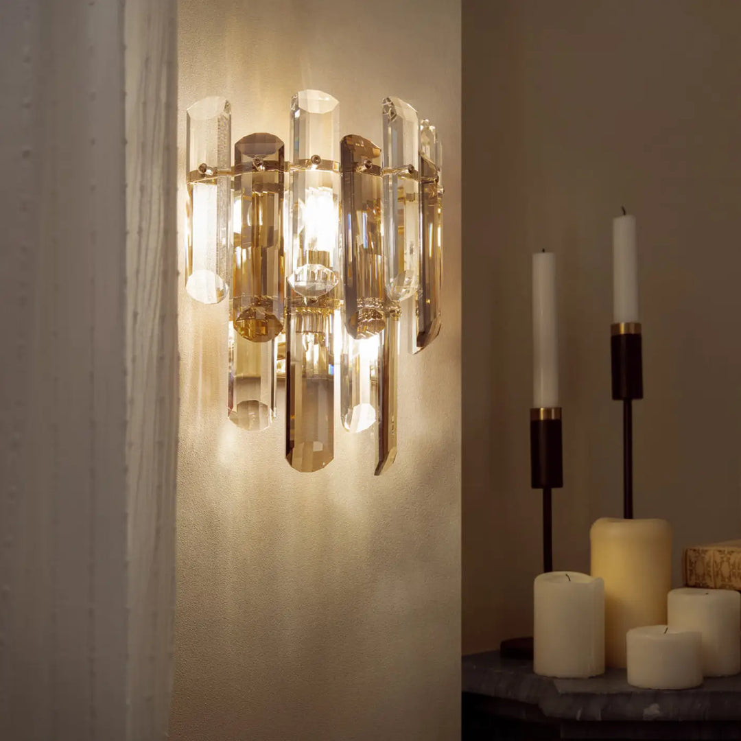 Applique murale flare avec verres fumés facettés et monture dorée en métal pour un éclairage moderne élégant