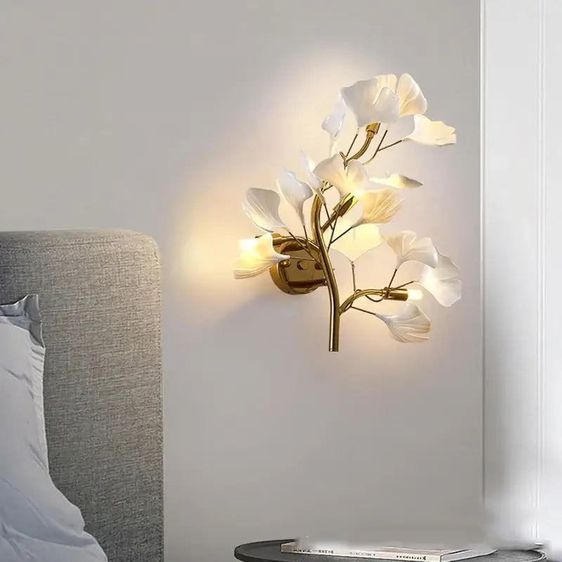 Applique Murale Fleur À Pétale Blanche Et Support Doré