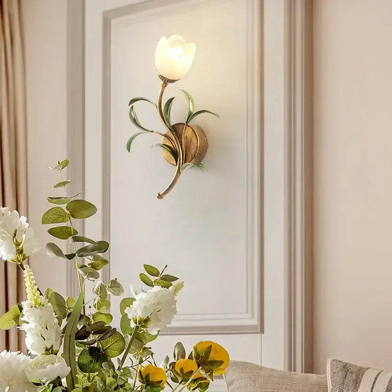 Applique murale florale dorée avec globe en verre blanc chic