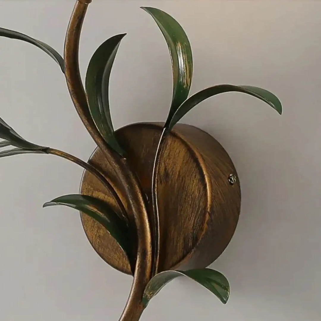 Applique murale florale dorée avec globe en verre blanc chic