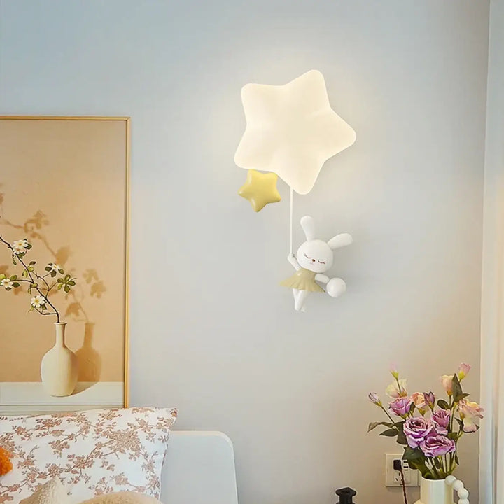 Applique murale staria en forme d etoile blanche avec une petite etoile jaune et un lapin blanc pour chambre denfants cartoon