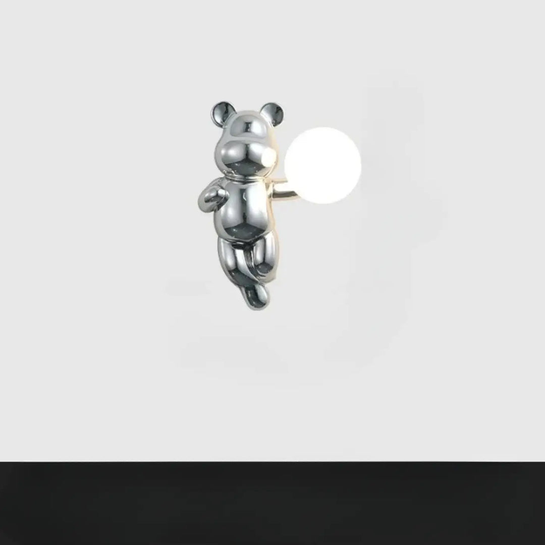 Applique murale en chrome brillant en forme d’ours tenant un globe lumineux pour un design moderne