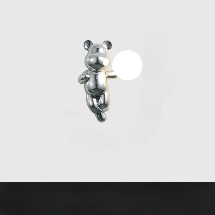 Applique murale en chrome brillant en forme d’ours tenant un globe lumineux pour un design moderne
