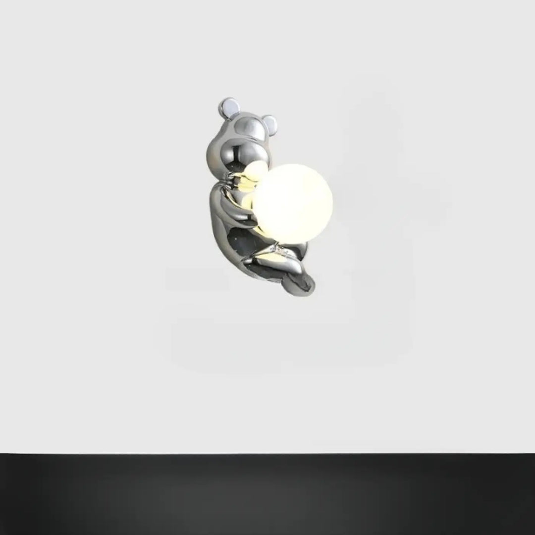 Applique murale teddy en chrome brillant en forme d’ours tenant une ampoule sphérique blanche design moderne