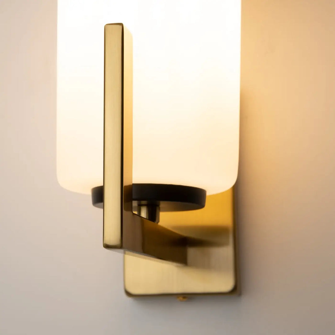 Applique murale fortano art déco avec monture dorée, abat-jour en verre dépoli et anneau noir accentué