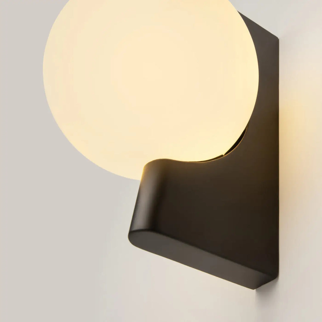 Applique murale moderne noire avec verre opale circulaire lumineux et monture géométrique avant garde