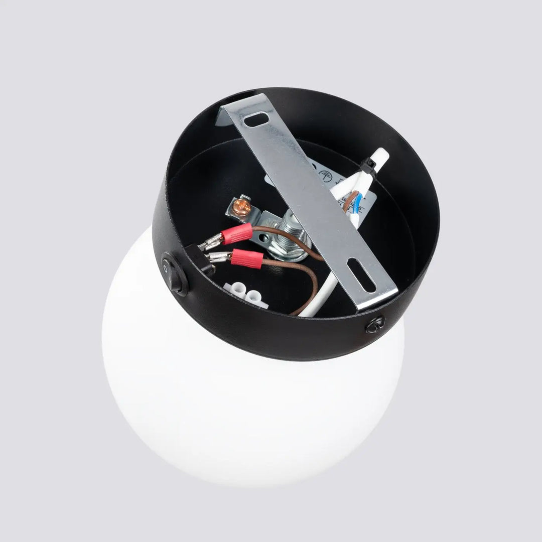 Applique yoli 1 noir avec design minimaliste globe en verre blanc opaque et câblage intérieur apparent pour cheminée yoli
