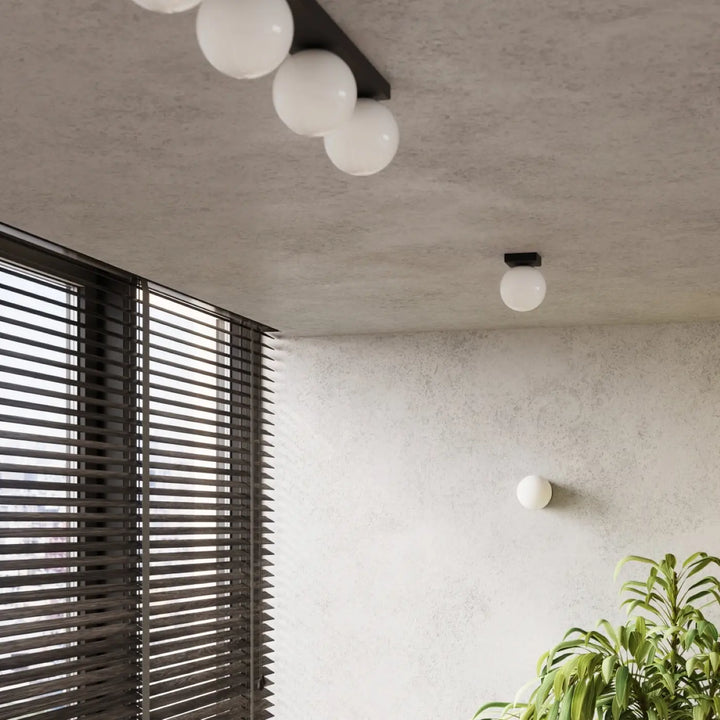 Applique yoli 1 noir avec globes sphériques givrés en métal noir design minimaliste idéal pour cheminée yoli