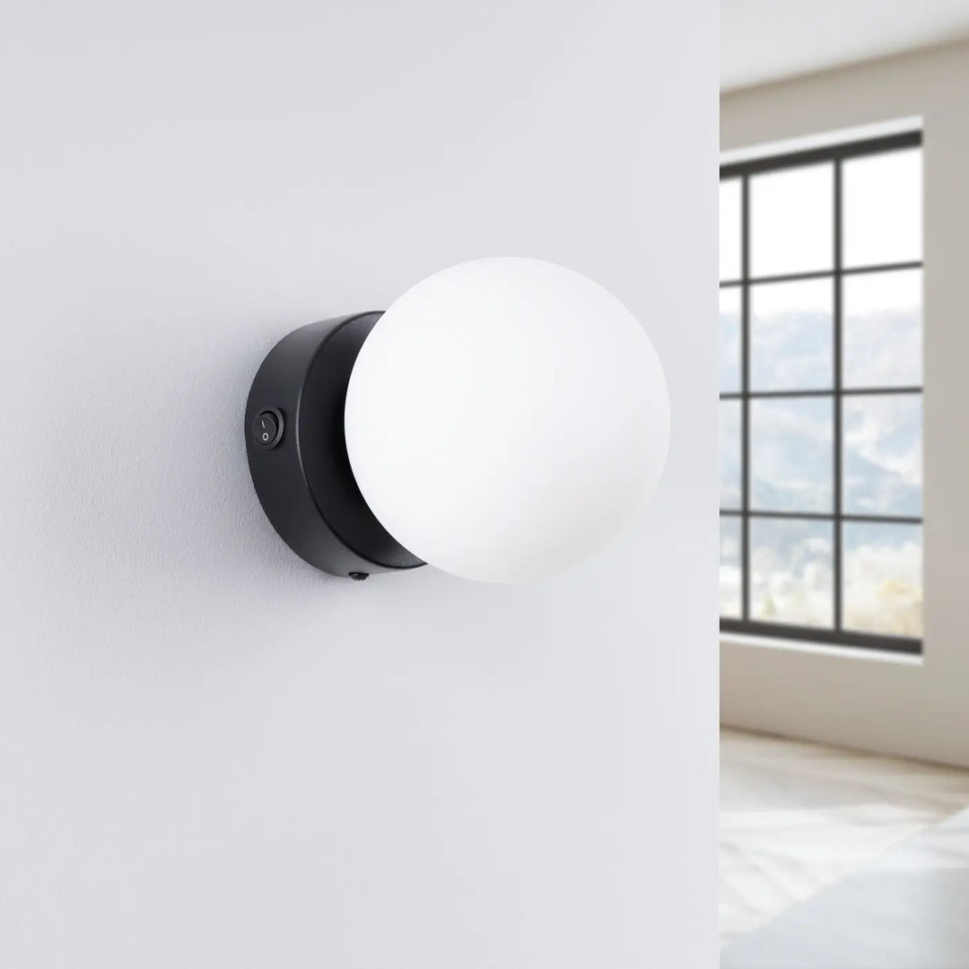 Applique yoli noire sphérique avec globe en verre dépoli design minimaliste idéale pour cheminée yoli