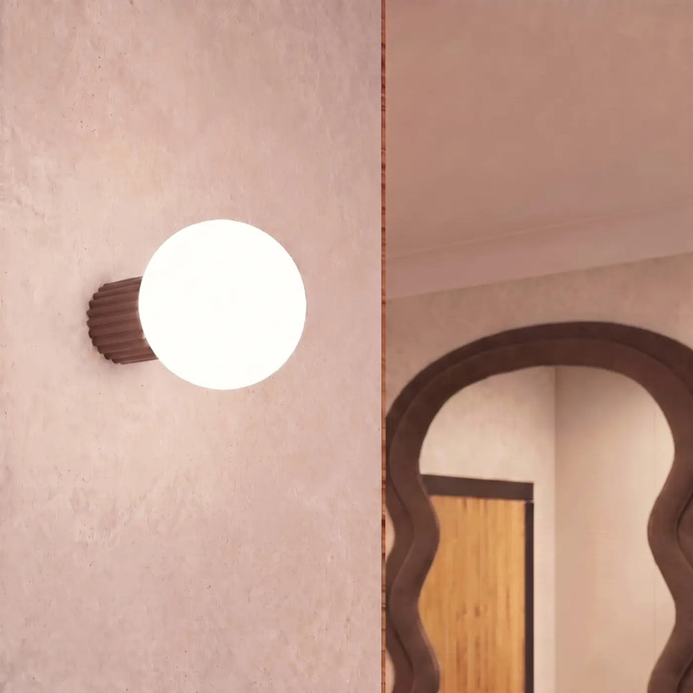 Applique murale Halo marron à globe en verre dépoli, allumée
