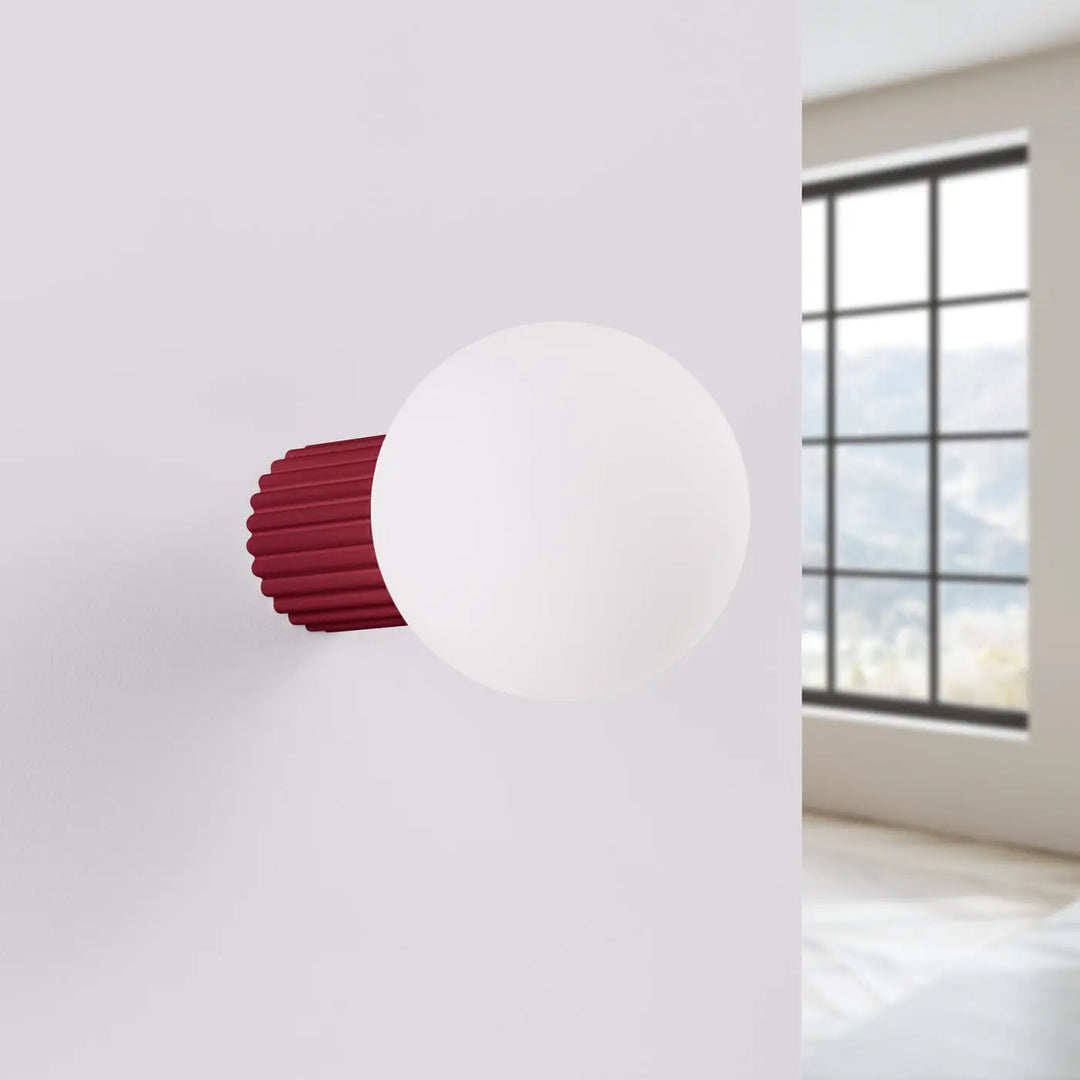 Applique murale lampe halo avec sphère laiteuse blanche et base cylindrique bordeaux pour bureau décorative