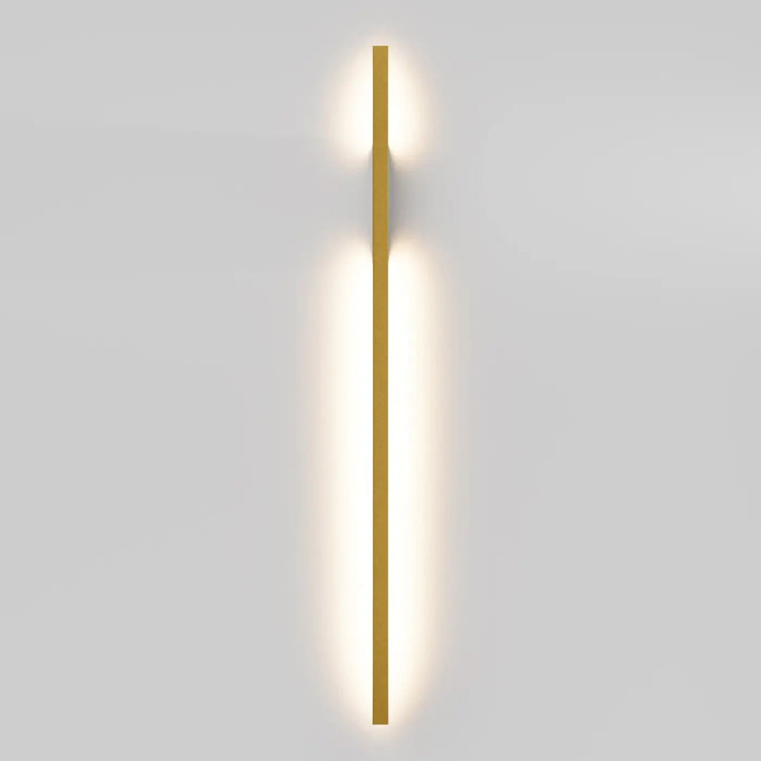Applique murale halo barre verticale en métal doré minimaliste avec éclairage d ambiance doux et design rectangulaire élégant