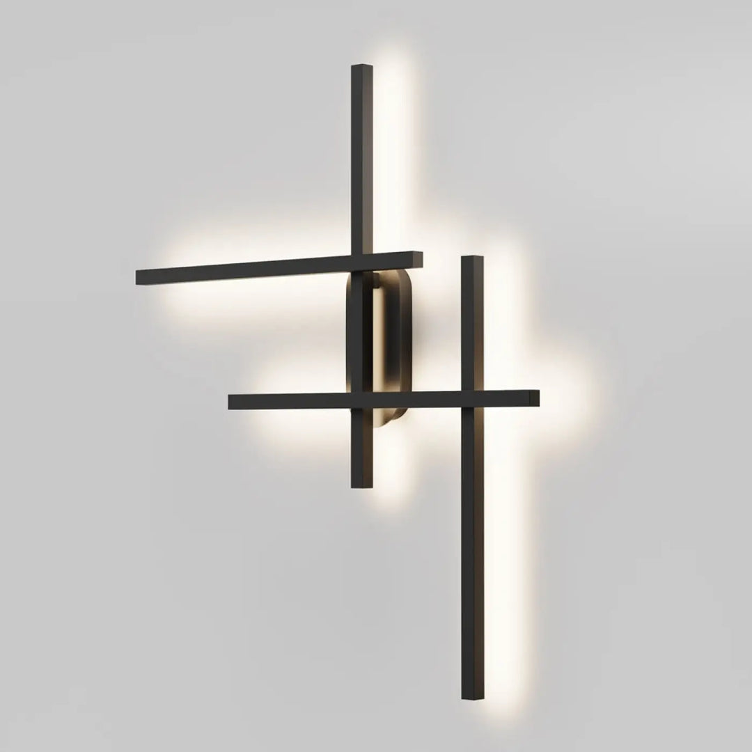 Applique murale en acier noir avec composition angulaire et barres géométriques modernes diffusant une lumière chaude