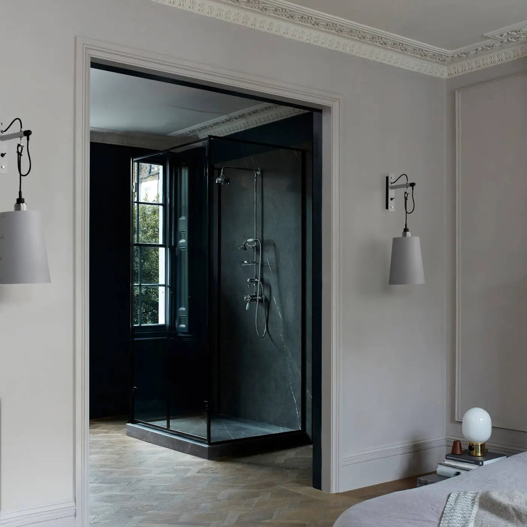 Applique murale Hooked grand modèle Pierre en acier dans un intérieur #couleur_argent