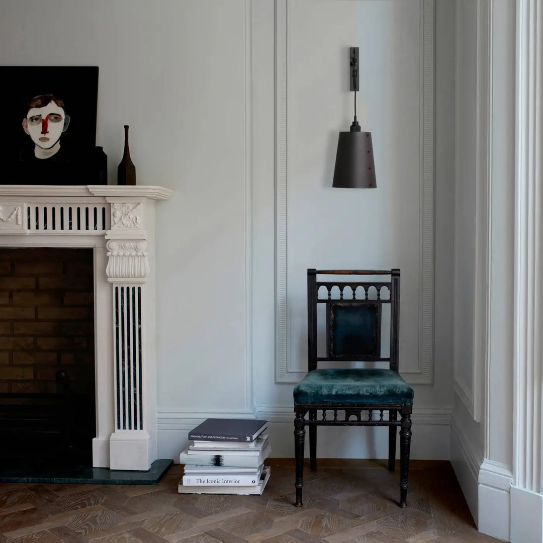 Applique murale Hooked grand modèle Graphite en bronze fumé dans un intérieur #couleur_gris
