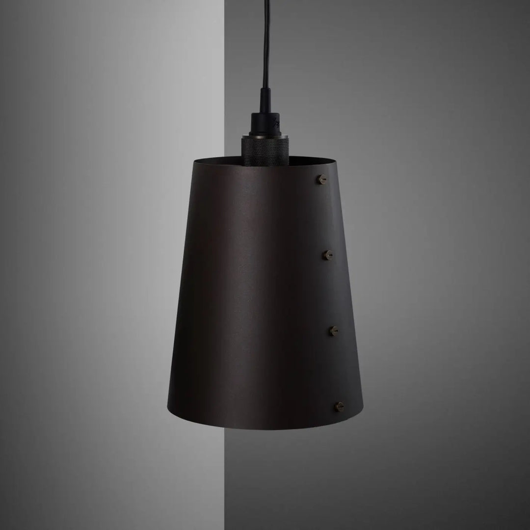 Applique murale Hooked grand modèle Graphite en bronze fumé, avec abat-jour en métal #couleur_gris