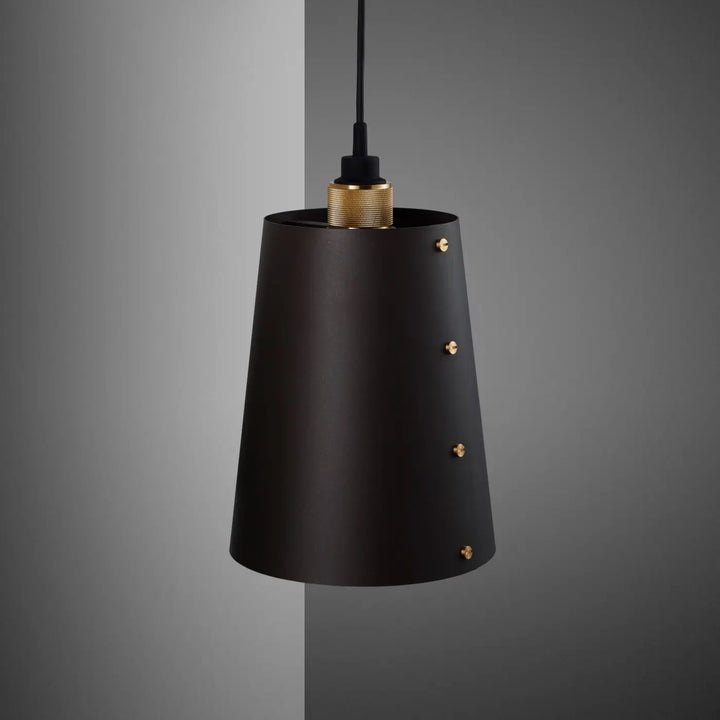 Applique murale Hooked grand modèle Graphite en laiton, avec abat-jour en métal #couleur_dor