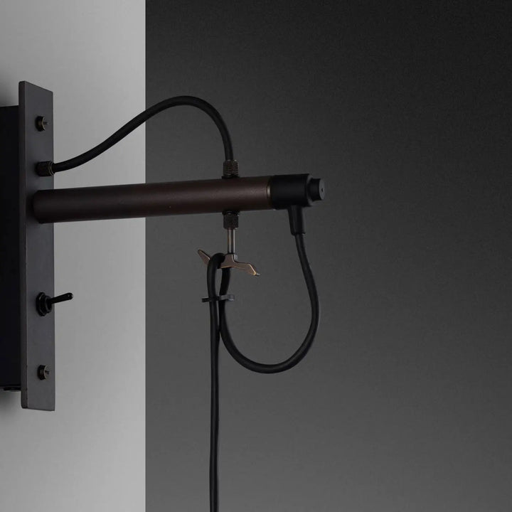 Applique murale Hooked grand modèle Graphite en bronze fumé, crochet et câble réglable #couleur_gris