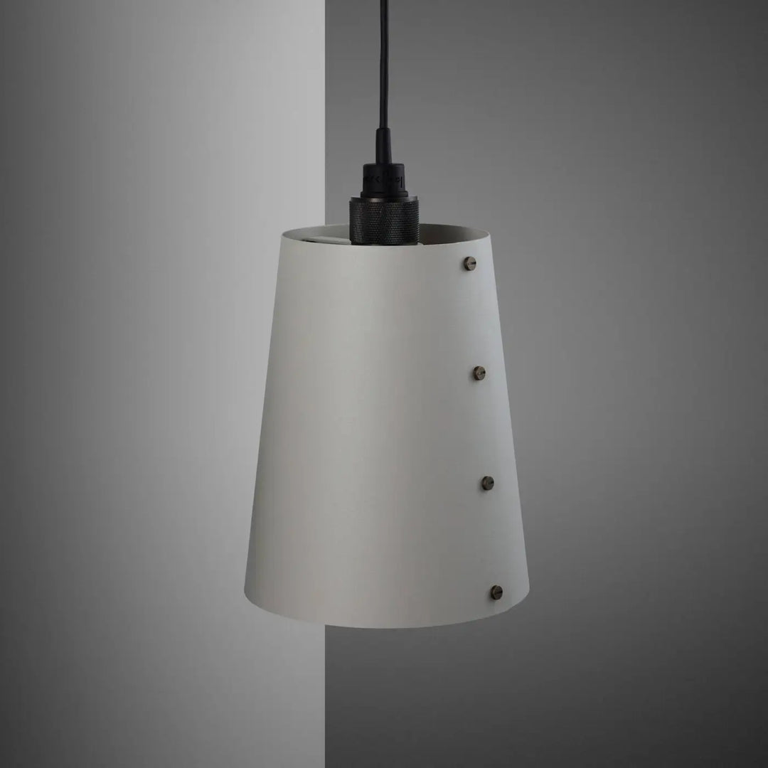 Applique murale Hooked grand modèle Pierre en bronze fumé, avec abat-jour en métal #couleur_gris
