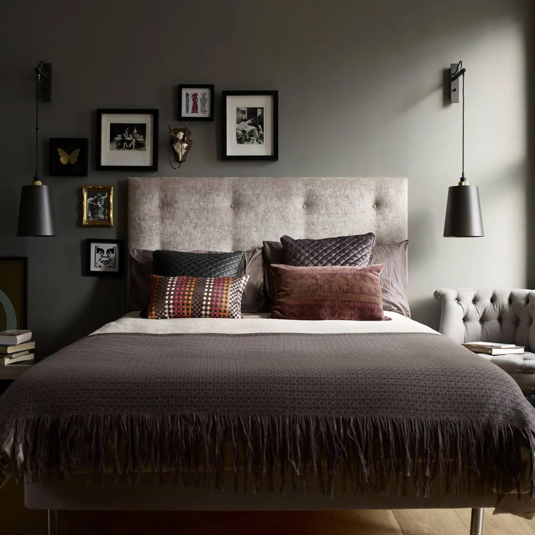 Applique murale Hooked grand modèle Graphite en laiton dans une chambre #couleur_dor