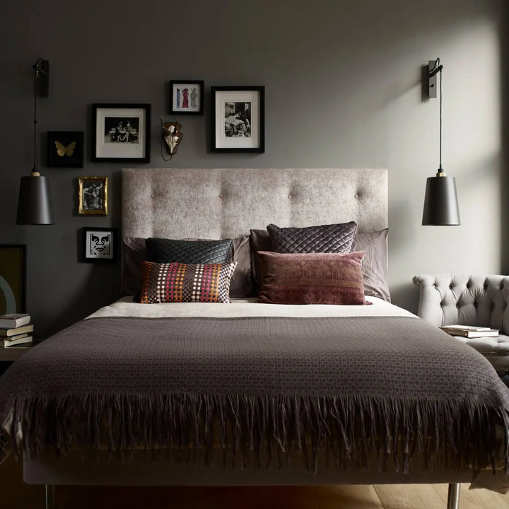 Applique murale Hooked grand modèle Graphite en laiton dans une chambre #couleur_dor