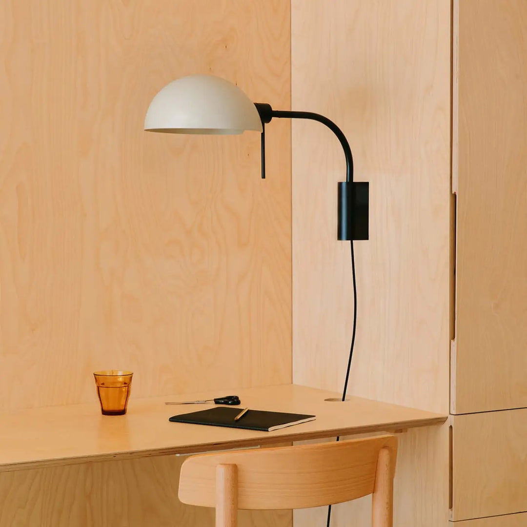 Applique Dominica beige à bras dans un intérieur