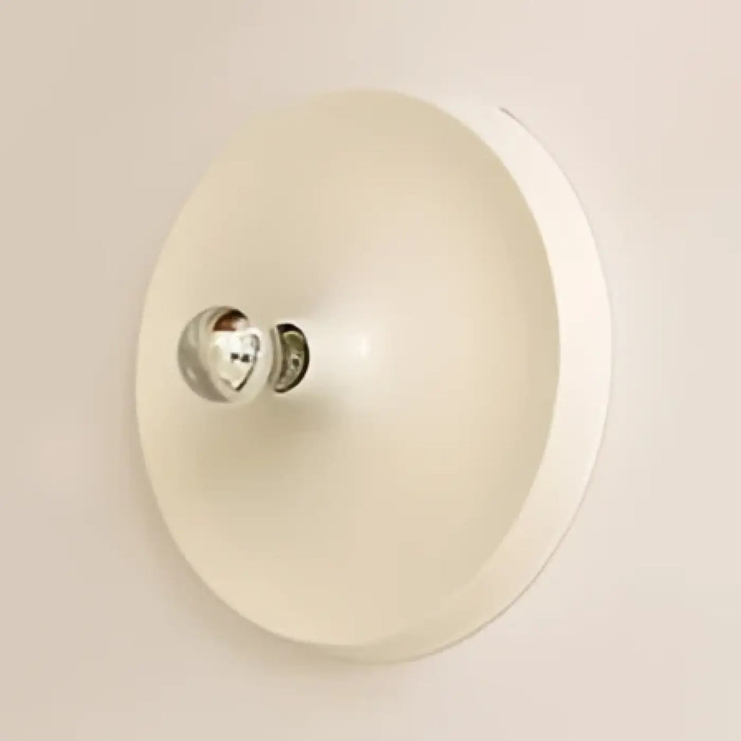 Applique murale cream colorée avec porte-ampoule chrome au centre idéale pour un style murale industrielle