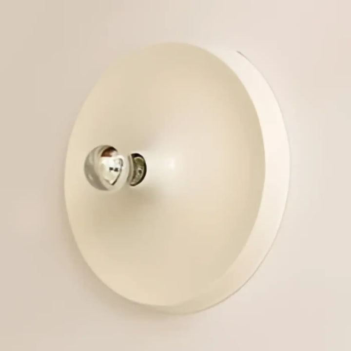 Applique murale cream colorée avec porte-ampoule chrome au centre idéale pour un style murale industrielle