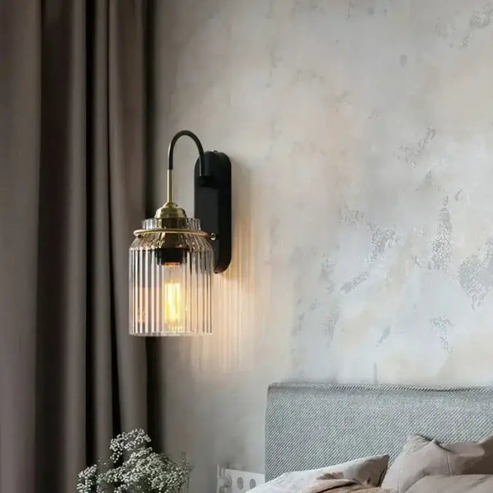 Applique murale industrielle en verre strié et métal pour déco loft