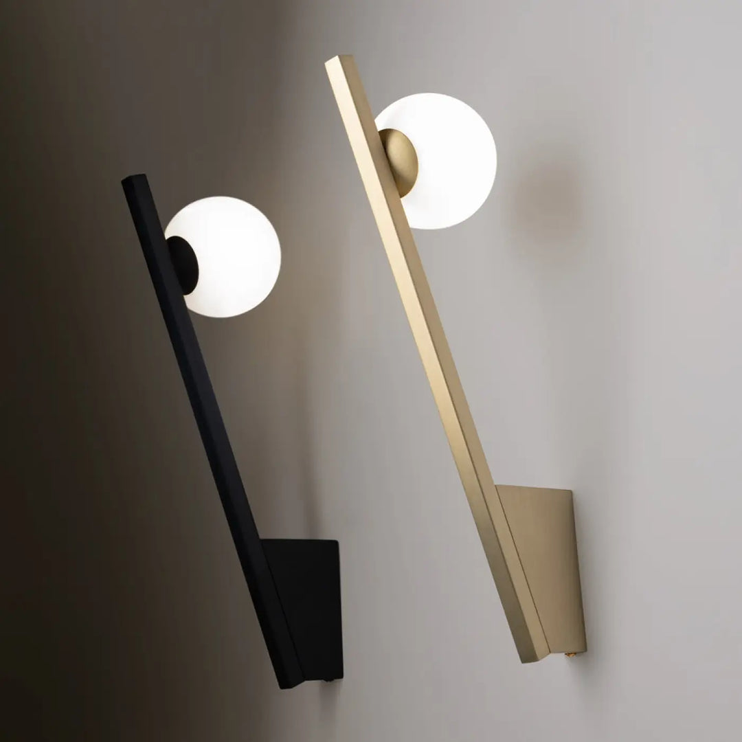 Applique murale kazimir avec plaque inclinée en métal noir et finitions or et globes en verre dépoli modernes minimalistes