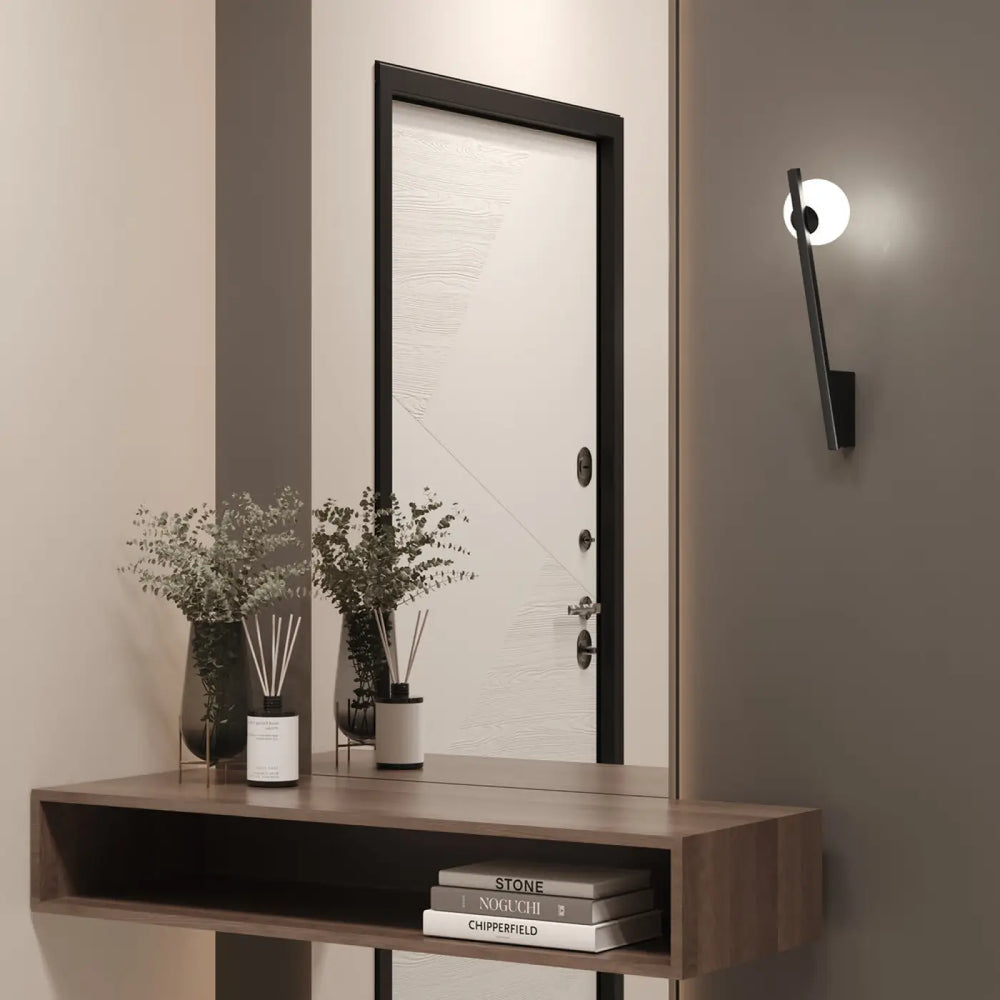 Applique murale kazimir avec plaque inclinée en métal noir miroir moderne avec verre texturé blanc sur console flottante en bois