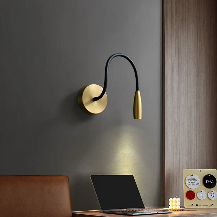 Applique murale cobra en laiton avec bras articulé noir et tête conique pour lampe de lecture ou murale d’étude