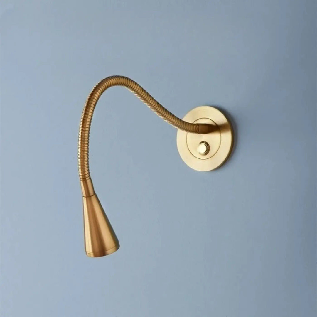 Applique murale cobra en laiton doré avec col orientable et tête conique idéale pour lampe murale de lecture et étude