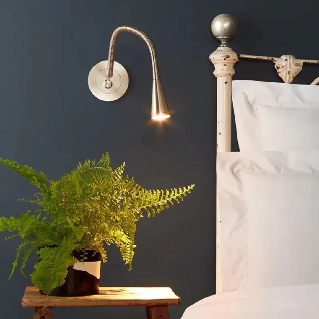 Applique murale cobra en métal argenté avec bras flexible et tête réglable idéale comme lampe de lecture ou pour l’étude